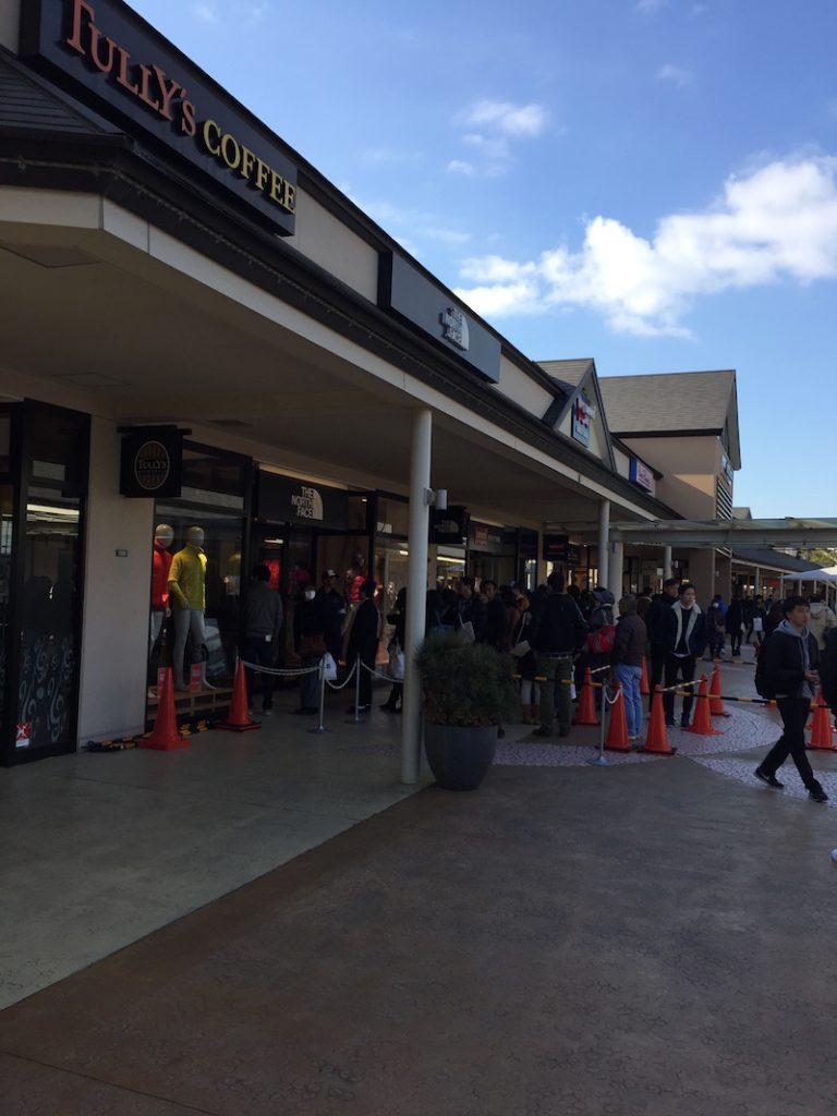 Congestion status of the Kisarazu Mitsui Outlet Park for the new year sale